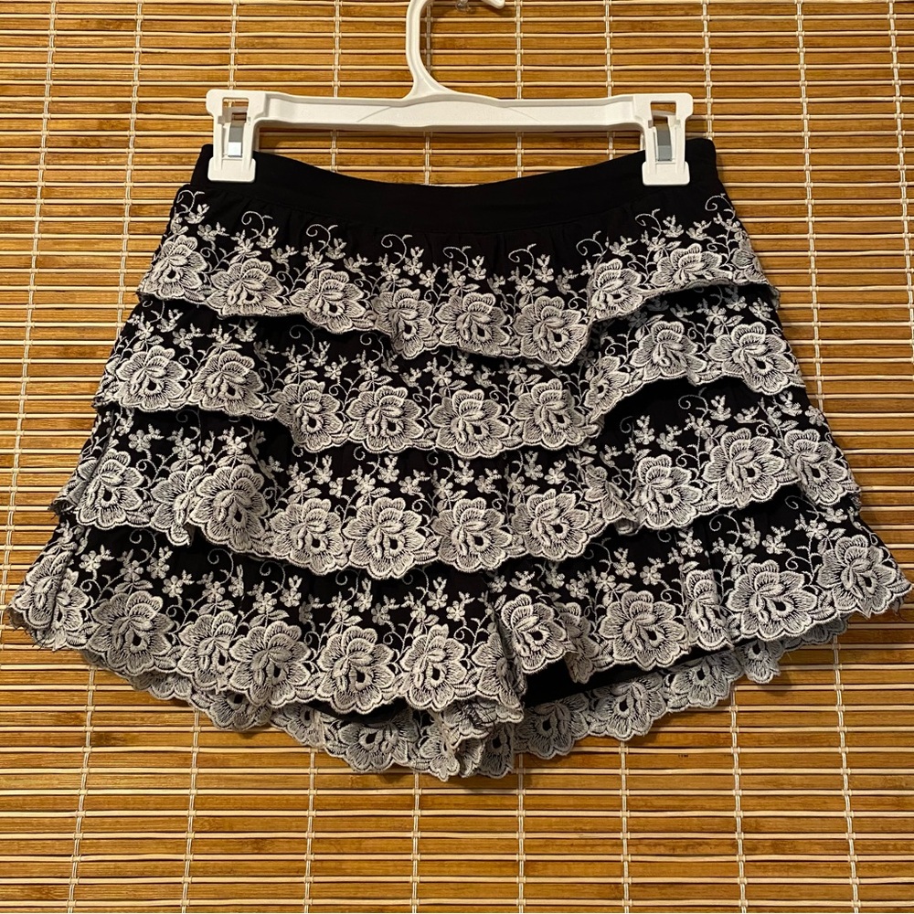 Gianni Bini Black and White Floral Lace Shorts